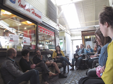 "Annentalk"-Diskussionsrunde zu Gentrifizierung in der Markthalle am Grazer Lendplatz zwischen Imbissständen